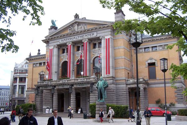 1200px-Oslo_Nationaltheatret