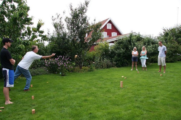 http://undersolenmedia.com/site/wp-content/uploads/2011/08/kubb.jpg